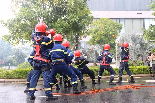 Triển khai lực lượng cứu hộ, cứu nạn những nạn nhân bị mắc kẹt trên các tầng cao của tòa nhà theo tình huống giả định.