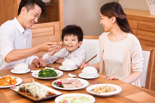Tôi khuyên cô ấy ở nhà chăm sóc 3 bố con cho tốt là đủ rồi. (Ảnh minh họa).