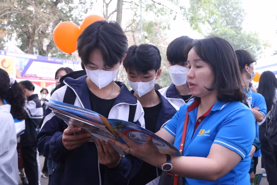 Cán bộ tuyển sinh tư vấn các thông tin cần thiết cho thí sinh. Cán bộ tuyển sinh tư vấn các thông tin cần thiết cho thí sinh.
