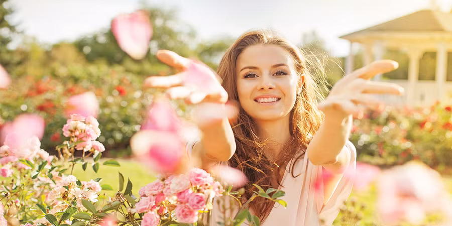 Tốt hơn là hãy chấp nhận bản thân và hạnh phúc với những gì mình đang có. (Ảnh: ITN).