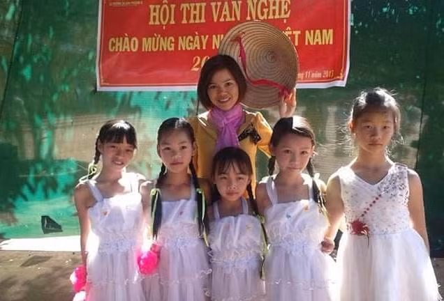 Cô giáo Nguyễn Thị Thu Hường bên các em học sinh