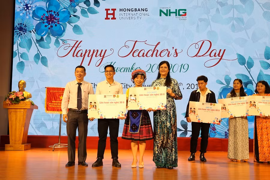 Trao giải cho các GV tham gia phong trào văn nghệ chào mừng ngày Nhà giáo Việt Nam 20/11