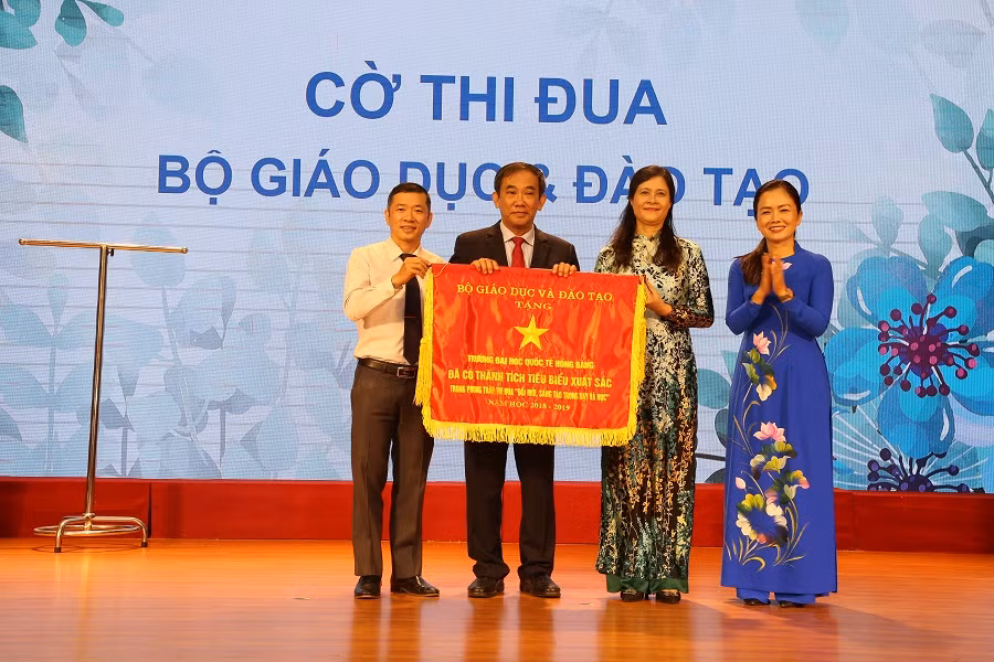NGND.PGS.TS Hồ Thanh Phong- Hiệu trưởng HIU đón nhận Cờ thi đua xuất sắc của Bộ GD&ĐT