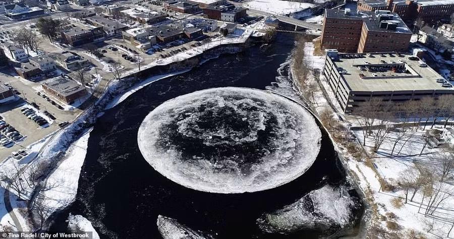 vong tron bang khong lo nhu dia bay ufo lo dien tren song my hinh anh 1