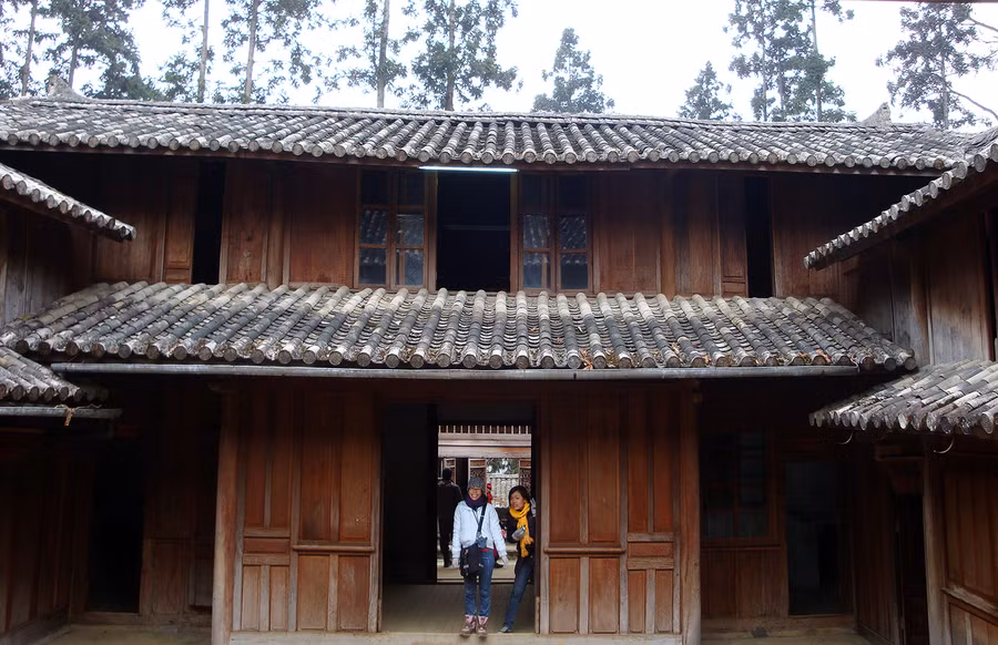 Du khách đến tham quan dinh thự vua Mèo