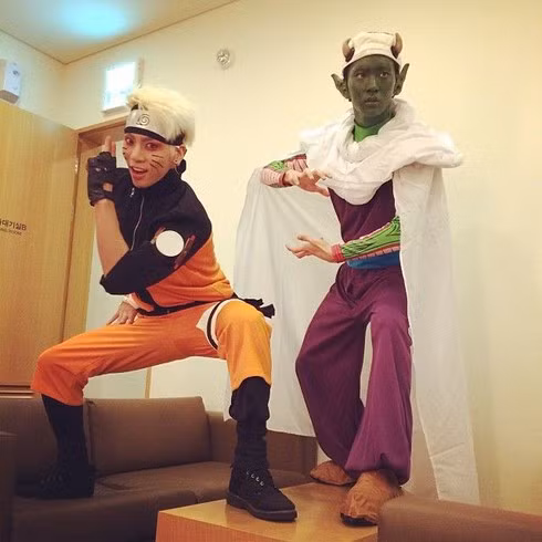 Jonghyun và Key SHINee hóa trang thành hai nhân vật hoạt hình Naruto và Piccolo. Jonghyun và Key SHINee hóa trang thành hai nhân vật hoạt hình Naruto và Piccolo.