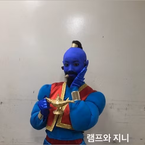 Dahyun TWICE gây ấn tượng khi hóa trang thành Thần đèn Aladdin. Dahyun TWICE gây ấn tượng khi hóa trang thành Thần đèn Aladdin.