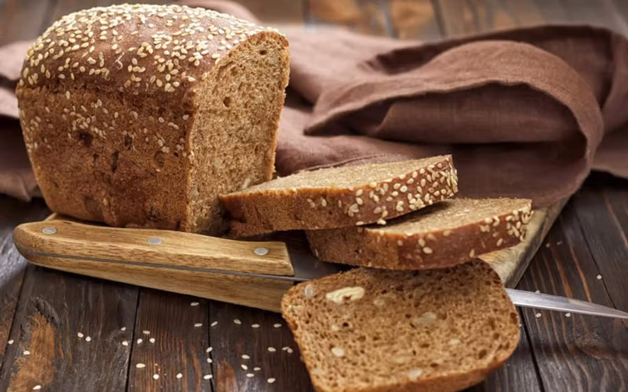 Cám và mầm bổ sung trong bánh mì nguyên hạt cung cấp cho bạn ít tinh bột và nhiều chất xơ hơn bánh mì trắng. (Ảnh: ITN) Cám và mầm bổ sung trong bánh mì nguyên hạt cung cấp cho bạn ít tinh bột và nhiều chất xơ hơn bánh mì trắng. (Ảnh: ITN)