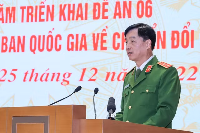 Thứ trưởng Bộ Công an Nguyễn Duy Ngọc báo cáo tóm tắt sơ kết 1 năm thực hiện Đề án 06 - Ảnh: VGP.Nhật Bắc