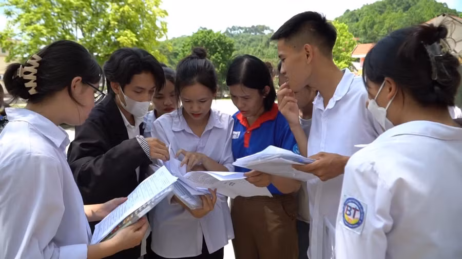 Thí sinh ở Điểm thi số 3 Bảo Thắng. Thí sinh ở Điểm thi số 3 Bảo Thắng.