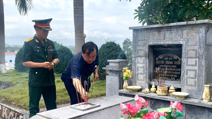 Ông Vừ A Bằng, Phó Chủ tịch UBND tỉnh Điện Biên thắp hương tri ân các liệt sỹ. Ông Vừ A Bằng, Phó Chủ tịch UBND tỉnh Điện Biên thắp hương tri ân các liệt sỹ.