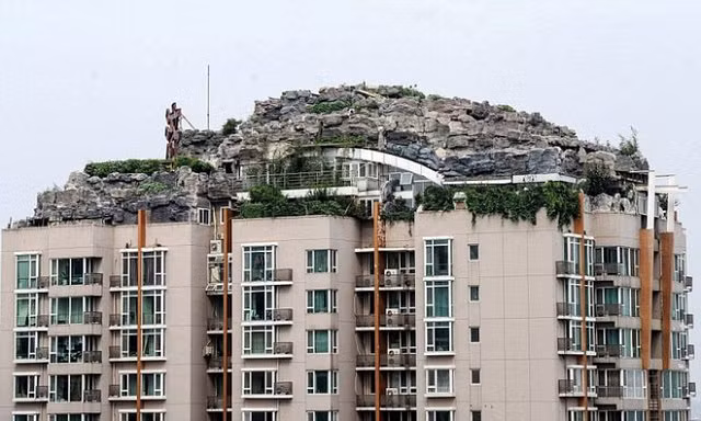 Xây núi khổng lồ trên sân thượng chung cư, ông bác sĩ điên rồ vấp phải sự phản đối và phẫn nộ lớn từ người dân và chính quyền - Hình 4