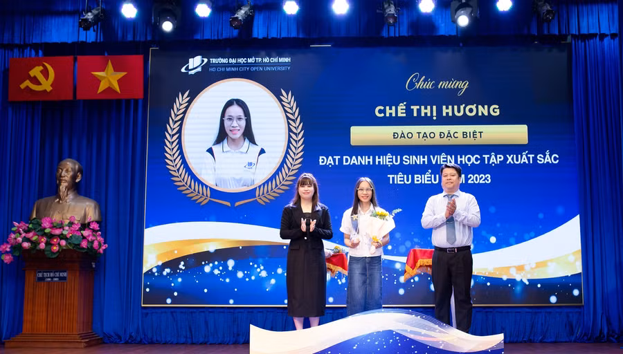 TS Lê Nguyễn Quốc Khang, Phó hiệu trưởng Trường ĐH Mở TPHCM cùng đại diện doanh nghiệp trao giấy khen cho sinh viên.