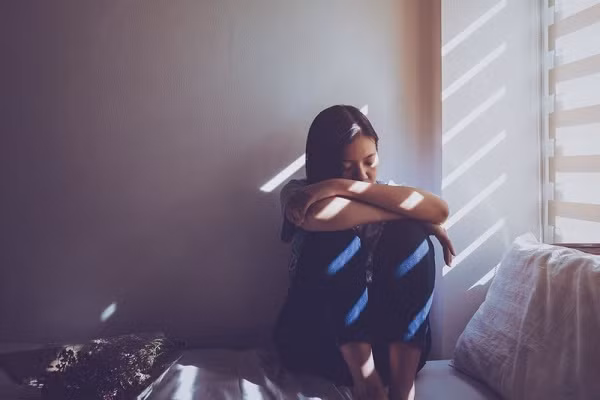 Bất đắc dĩ, tôi đành ở nhà chăm con để chồng đi làm kiếm tiền. (Ảnh minh họa).