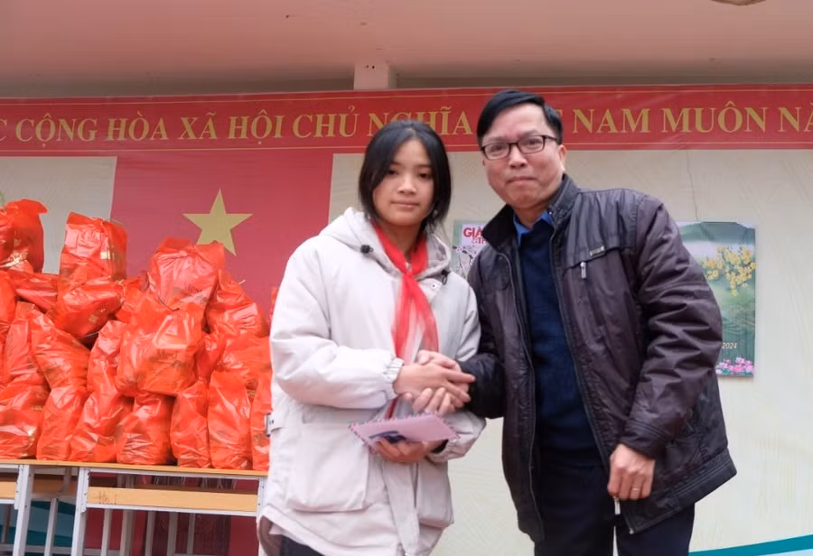 Nhà báo Nguyễn Thế Lượng trao quà tới em Lê Thị Mai Thuần, học sinh lớp 9, Trường THCS Giao Thiện. (Ảnh: NT)