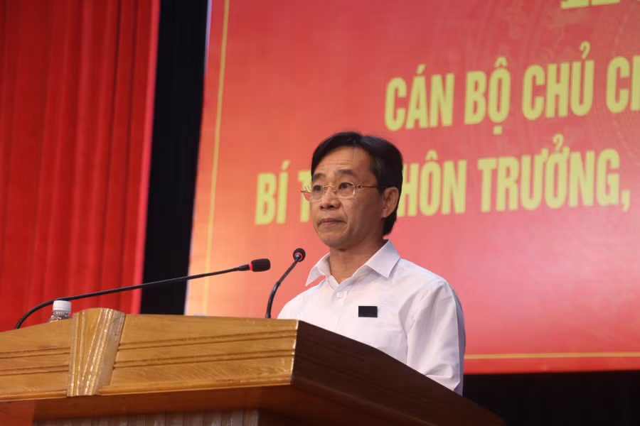 Phó Bí thư Thường trực Tỉnh ủy Trần Thế Dũng giới thiệu và quán triệt nội dung cuốn sách “Kiên quyết, kiên trì đấu tranh phòng, chống tham nhũng, tiêu cực, góp phần xây dựng Đảng và Nhà nước ta ngày càng trong sạch, vững mạnh” của Tổng Bí thư Nguyễn Phú Trọng. (Ảnh: PH).
