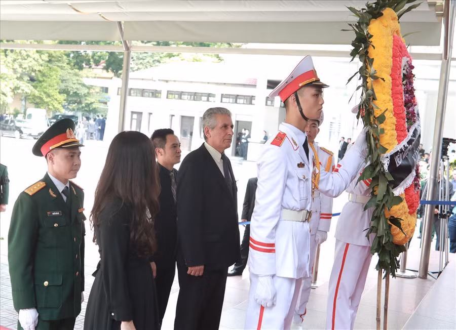 Đoàn Liên hiệp Công đoàn thế giới, do Tổng thư ký George Mavrikos làm trưởng đoàn, viếng Chủ tịch nước Trần Đại Quang. Ảnh: Báo Lao Động Đoàn Liên hiệp Công đoàn thế giới, do Tổng thư ký George Mavrikos làm trưởng đoàn, viếng Chủ tịch nước Trần Đại Quang. Ảnh: Báo Lao Động