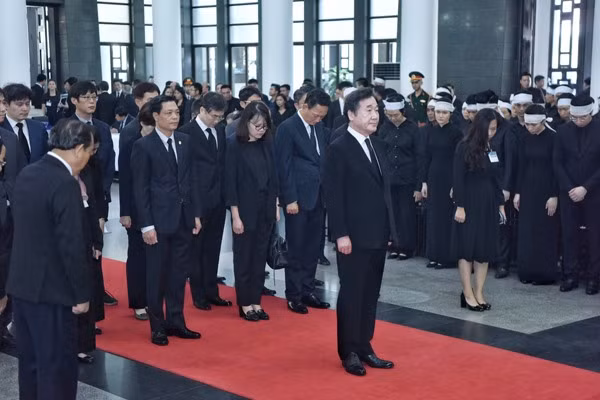 Đoàn đại biểu Hàn Quốc do Thủ tướng Lee Nak-yeon làm Trưởng đoàn viếng Chủ tịch Nước. Ảnh: Zing.vn Đoàn đại biểu Hàn Quốc do Thủ tướng Lee Nak-yeon làm Trưởng đoàn viếng Chủ tịch Nước. Ảnh: Zing.vn