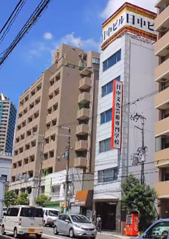 Trường Nghệ thuật Văn hóa Nhật - Trung (tòa nhà màu trắng) tại Osaka. Ảnh: Facebook