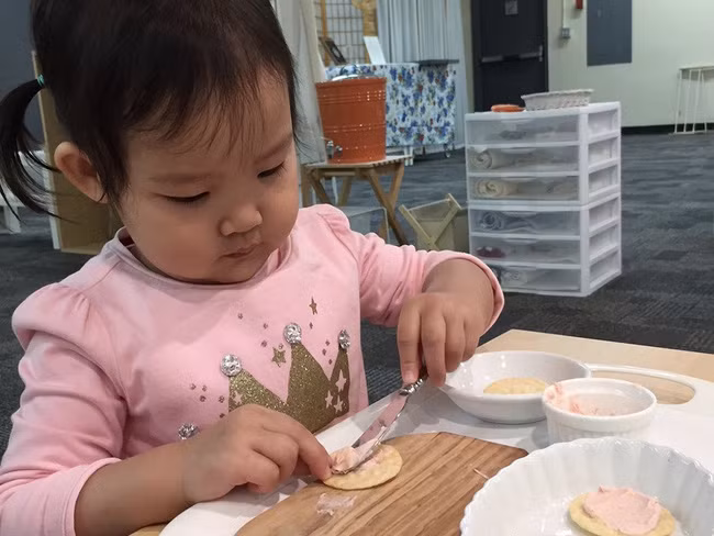 Theo phương pháp Montessori thì đây là 10 việc nên để con tự làm - Ảnh 6.