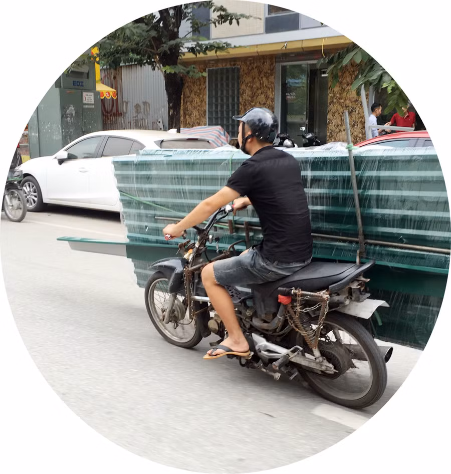 Xe cũ nát được tận dụng chở vật liệu nguy hiểm