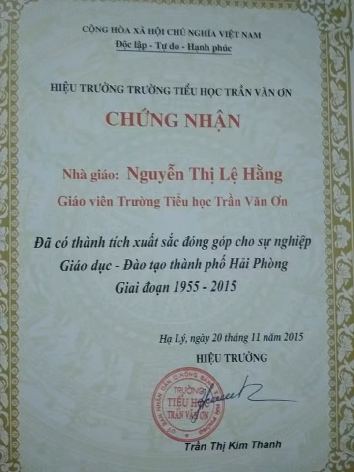 Trong quá trình giảng dạy cô giáo Hằng đã đạt được nhiều bằng khen và giấy chứng nhận những thành tích xuất sắc trong sự nghiệp