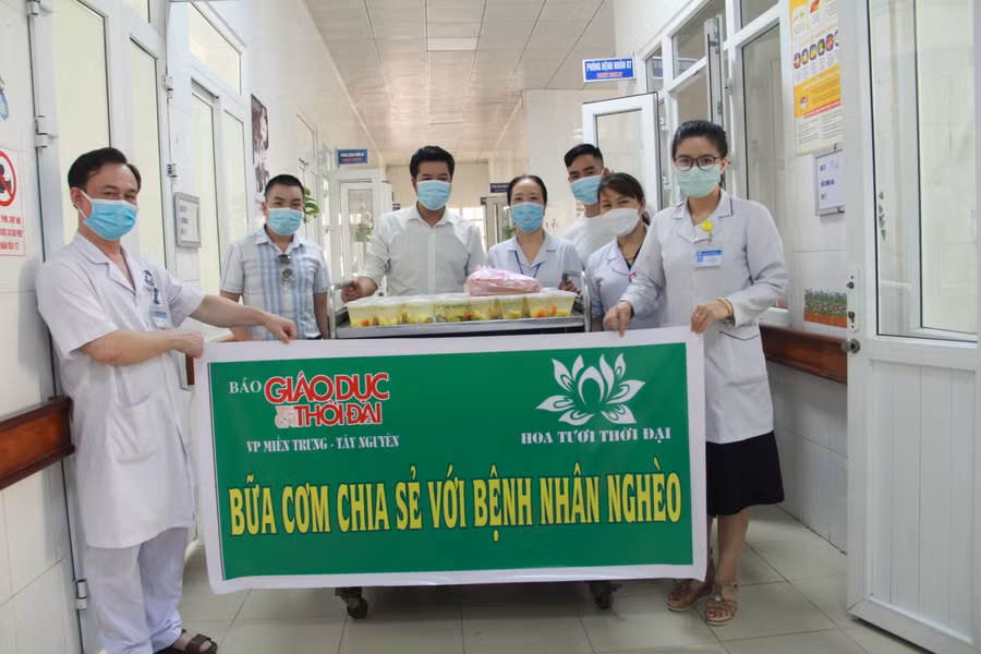 Văn phòng Báo Giáo dục &amp; Thời đại khu vực Miền Trung - Tây Nguyên cũng đã trao nhiều suất ăn cho bệnh nhân nghèo tại Hà Tĩnh.