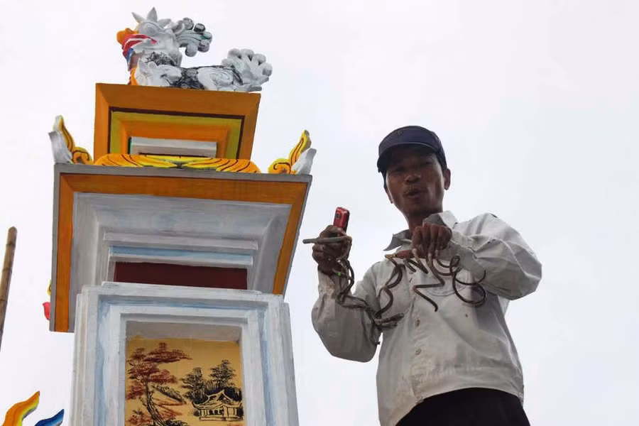 Ông Huyền là họa sĩ vẽ trang trí lăng mộ, đền miếu tại Nam Định.