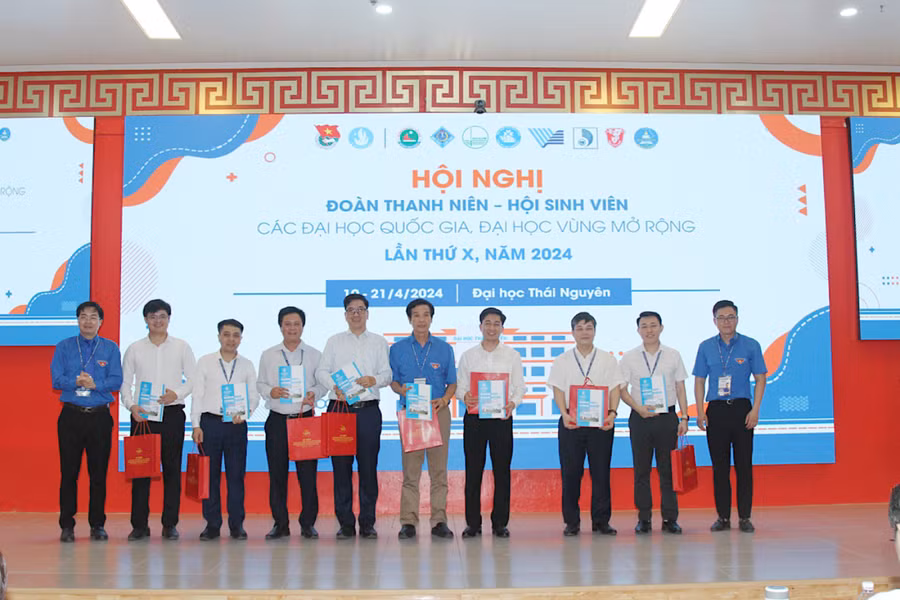 Tri ân nguyên Bí thư, Phó Bí thư Đoàn TNCS HCM Đại học Thái Nguyên qua các thời kỳ.