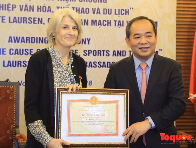 Thứ trưởng Bộ VH TT và Du lịch Lê Khánh Hải trao Kỷ niệm chương cho Đại sứ đặc mệnh toàn quyền Vương quốc Đan Mạch tại Việt Nam.