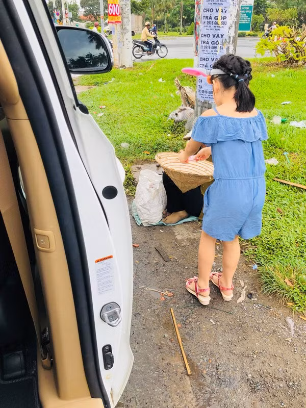 Thủy Tiên "bật mí" cách con gái sử dụng số tiền lì xì khủng ngày Tết ảnh 3 Cũng giống như ba mẹ, Bánh Gạo rất thích giúp đỡ người khác.