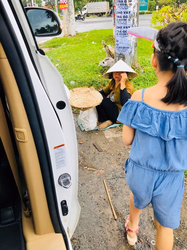 Thủy Tiên "bật mí" cách con gái sử dụng số tiền lì xì khủng ngày Tết ảnh 2 “Ái nữ” nhà Công Vinh - Thủy Tiên là một cô bé có tấm lòng nhân ái.
