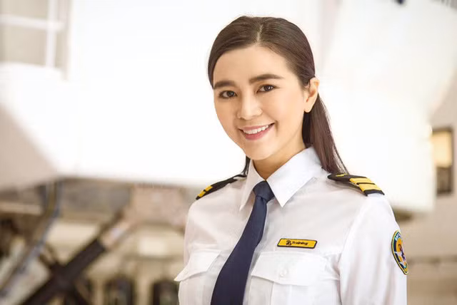 Hợp đồng hôn nhân với chồng Pháp của diễn viên Diệu Thúy viết gì? ảnh 1 Diễn viên Diệu Thúy nay đã trở thành nữ phi công.