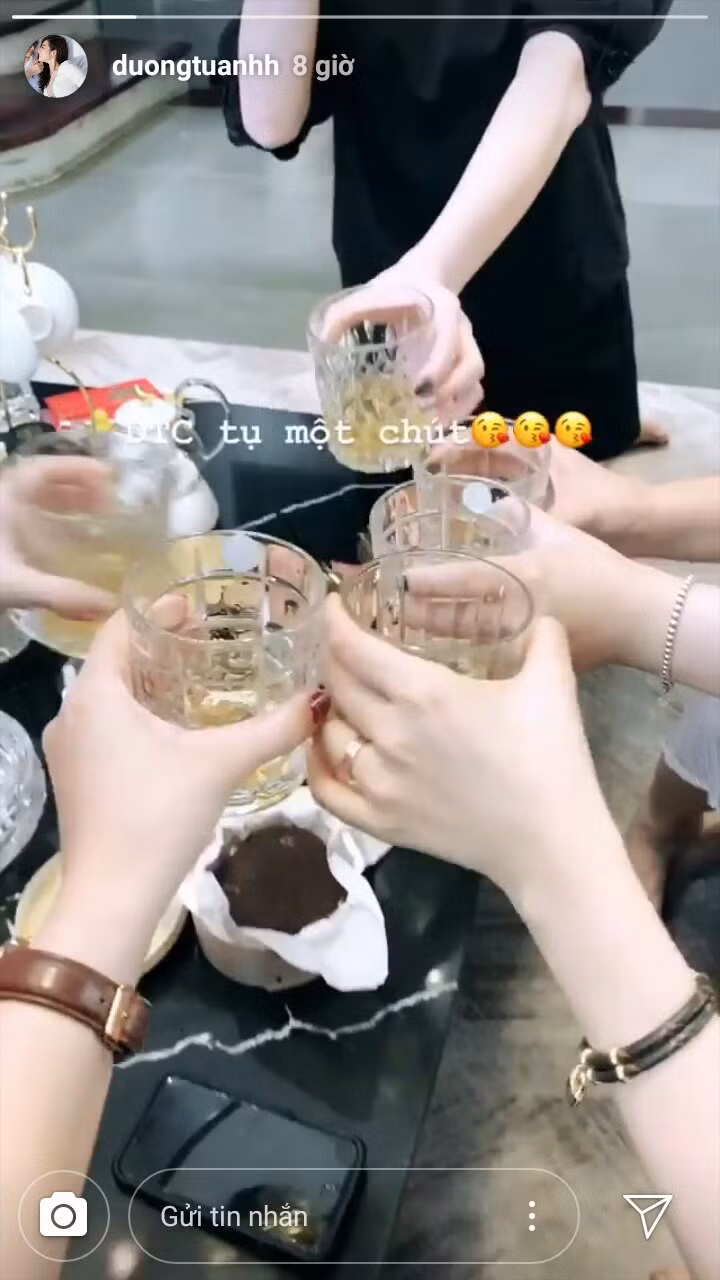 Làm dâu sướng như Á hậu Tú Anh, ngày Tết vẫn thảnh thơi tụ tập bạn bè ảnh 9