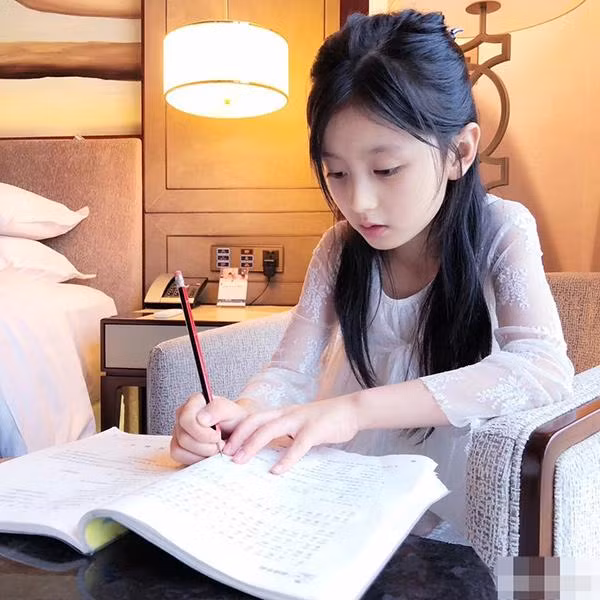 Tiểu mỹ nhân 9 tuổi khiến con trai đại gia BĐS giàu nhất Châu Á phải khen ngợi ảnh 4 tieu my nhan 9 tuoi khien con trai dai gia bds giau nhat chau a cung phai chu y - 4