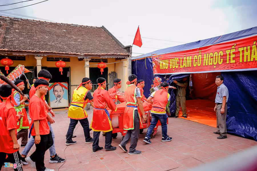 Nghi le chem lon lang Nem Thuong van dien ra kin dao hinh anh 11