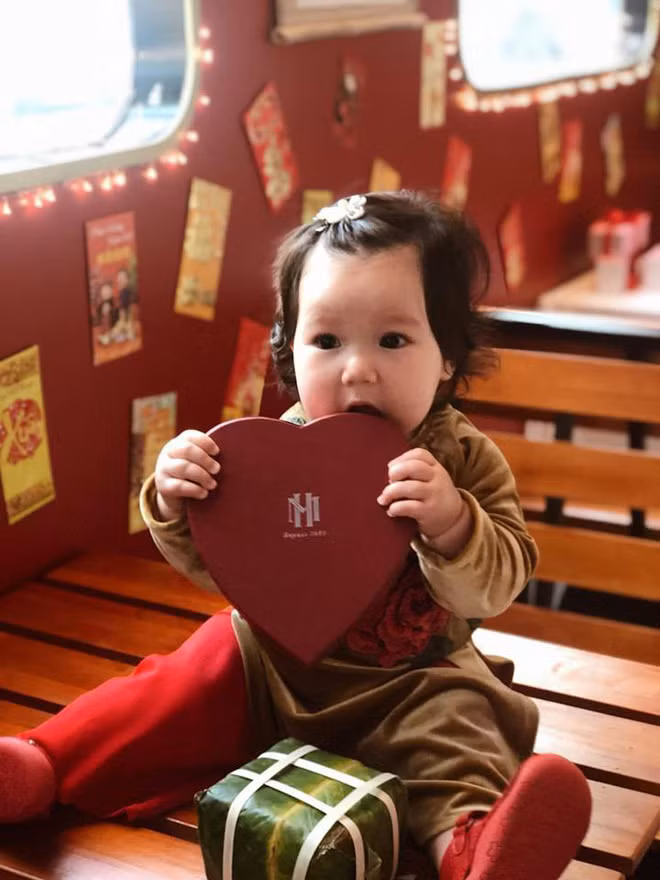 Chưa tròn 1 tuổi mà ba tiểu công chúa nhà sao Việt đã được dự đoán xinh đẹp, sành điệu hơn cả mẹ - Ảnh 9. Chưa tròn 1 tuổi mà ba tiểu công chúa nhà sao Việt đã được dự đoán xinh đẹp, sành điệu hơn cả mẹ - Ảnh 9.