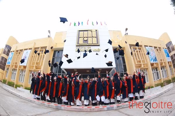 Dù đi đâu nhưng vẫn mãi nhớ về Đại học Công nghiệp Mỹ thuật Hà Nội. Cũng bởi thế, bức ảnh với dãy nhà chính có tên ngôi trường là bức ảnh không thể thiếu trong bộ ảnh kỉ yếu.