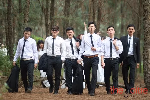 Bước đi ngẩng cao đầu đầy kiêu ngạo,mặc sự vẫy gọi của các nữ nhi.