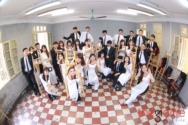 Và cả phòng học ngổn ngang của sinh viên mỹ thuật với những giá vé, khung tranh.