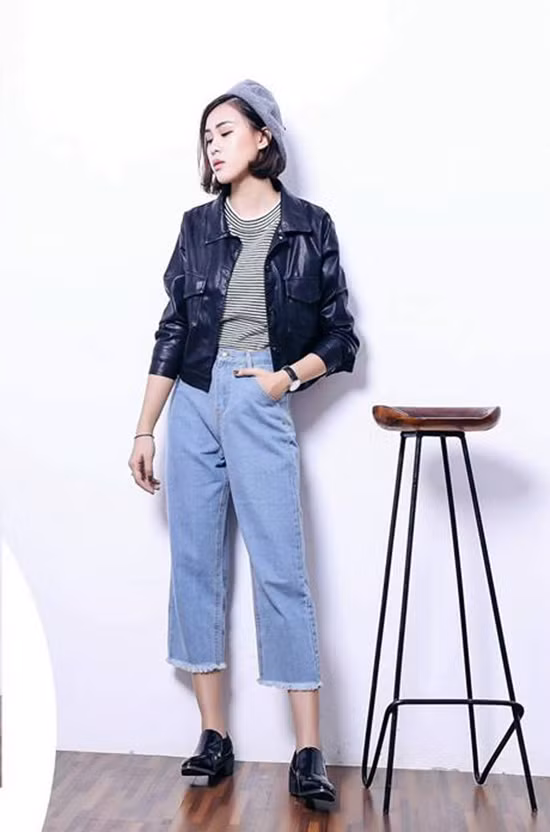 Stylist Bế Hoàng Mai lăng xê tích cực mốt jeans cộc với đủ kiểu dáng từ ống côn hiện đạicho đến hơi vẩy mang hơi hướng cổ điển. gioi-tre-viet-sot-mot-jeans-lung-lo-kieu-han-6