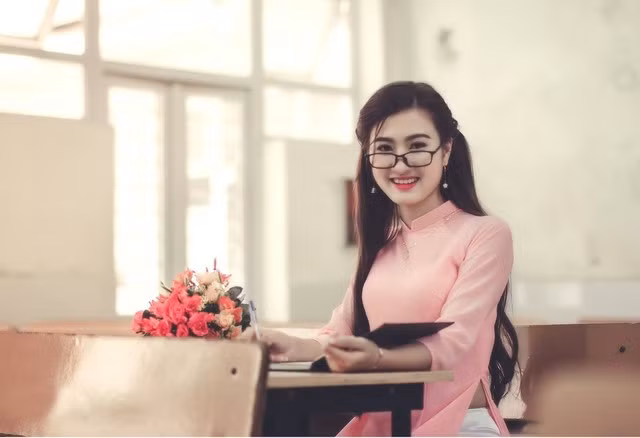 Thiếu nữ Hà thành duyên dáng tà áo dài chào mừng 20/11