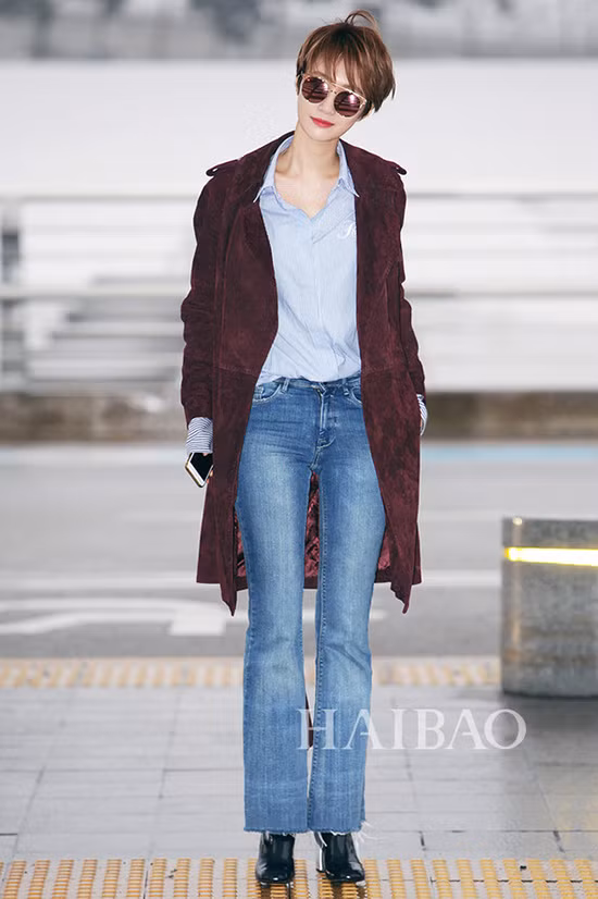 Go Joon Hee cũng có cách mix tương tự Hwang Jung Eum. Nếu biết cách kết hợp chuẩn cùng quần, váy cạp cao, áo dạdáng dài không hề khiến người bị lùn đi mà trái lạithân hình trông thanh mảnh, cao ráo hơn. 3-kieu-ao-khoac-sao-han-dien-nhan-nhan-khi-sang-dong-3