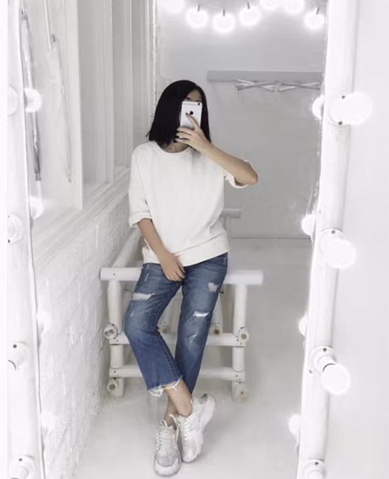 Hot girl Sài thành Louis Hà có chiều cao "nấm lùn", tuy nhiên vẫn khéo chinh phục trào lưu jeans lửng lơ nhờ tỷ lệ áo, quần hợp lý. gioi-tre-viet-sot-mot-jeans-lung-lo-kieu-han-8