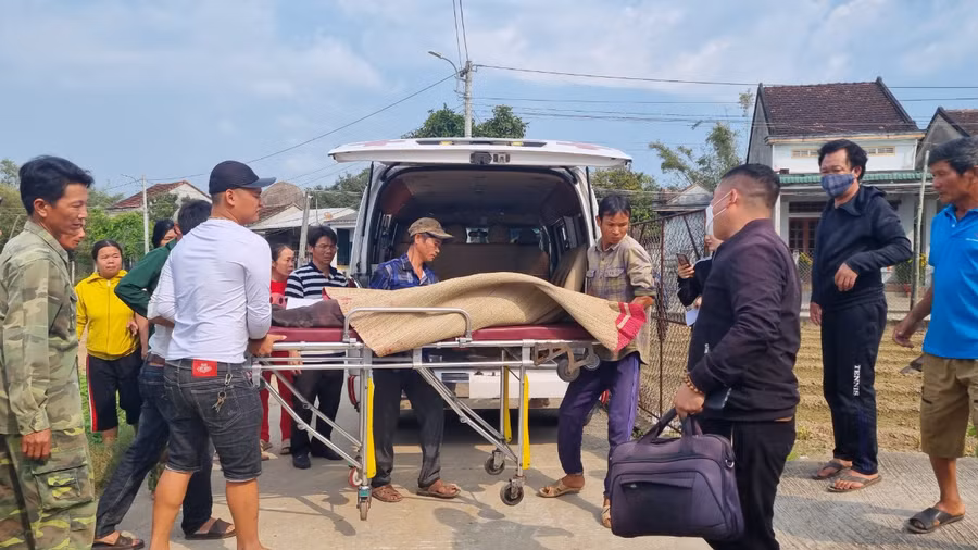Các thi thể được xe cấp cứu đưa về cho gia đình lo hậu sự. Các thi thể được xe cấp cứu đưa về cho gia đình lo hậu sự.