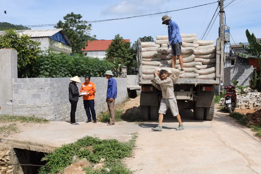MHT ủng hộ 3.000 tấn xi măng cho huyện Đại Từ ủng hộ phong trào mở rộng đường xóm 6m. MHT ủng hộ 3.000 tấn xi măng cho huyện Đại Từ ủng hộ phong trào mở rộng đường xóm 6m.