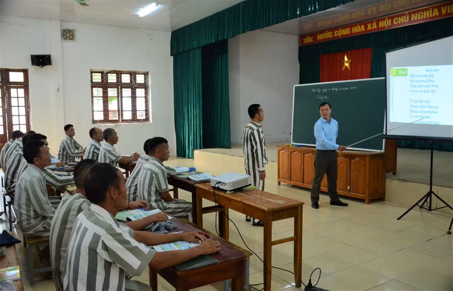 Phạm nhân được học XMC tại Trại giam Nà Tấu, giúp họ nâng cao nhận thức để tránh tái phạm sau khi trở về.