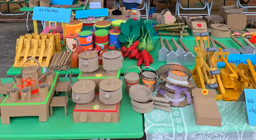 Nhiều đồ chơi bền, đẹp được tận dụng từ các nguyên vật liệu sẵn có tại địa phương.