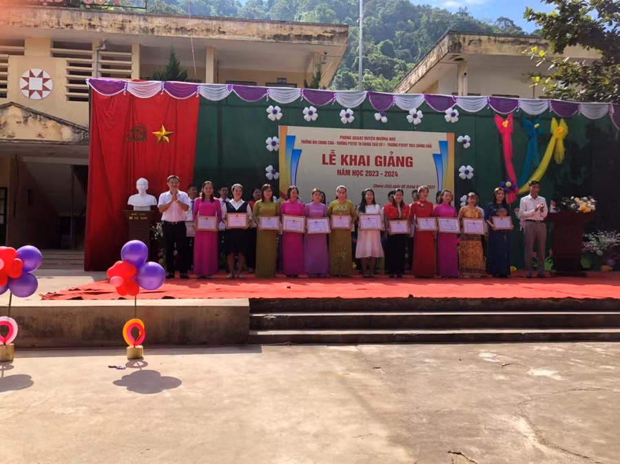 Ông Nguyễn Văn Hưng (ngoài cùng bên trái) trao thưởng các cá nhân có thành tích xuất sắc trong năm học 2022 - 2023. Ông Nguyễn Văn Hưng (ngoài cùng bên trái) trao thưởng các cá nhân có thành tích xuất sắc trong năm học 2022 - 2023.
