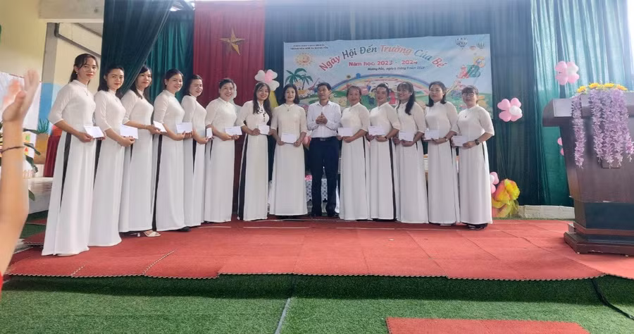 Những "cô tấm" của nhà trường trong dịp khai giảng năm học mới.